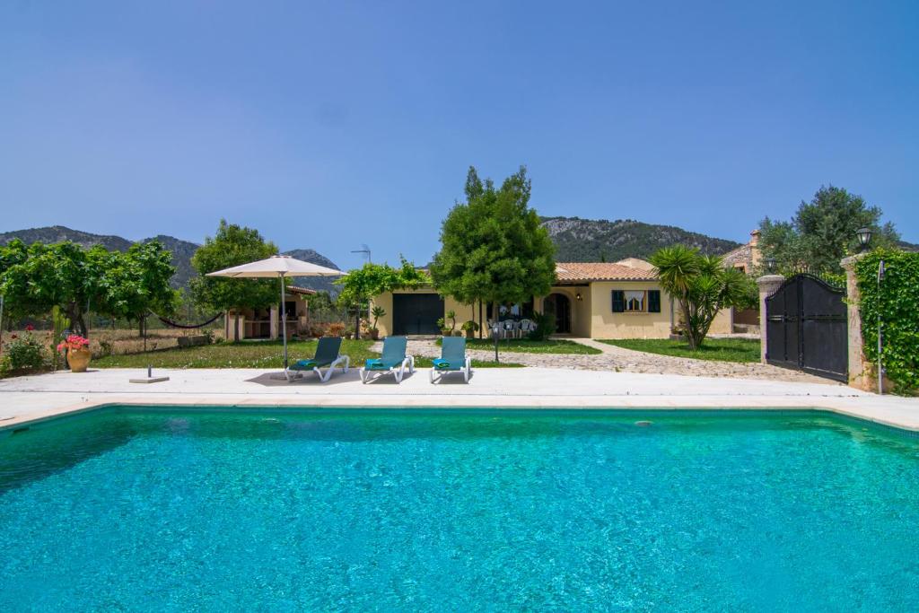 una piscina con 2 sillas y una casa en Tabou, en Selva