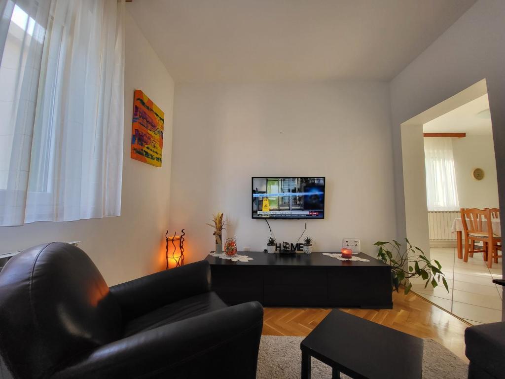 Televízia a/alebo spoločenská miestnosť v ubytovaní Villa Živana