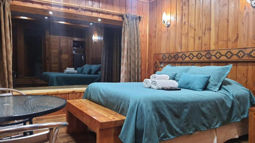 - une chambre avec un lit et des serviettes dans l'établissement Hostal, à Villarrica