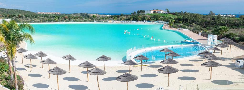 - Vistas a la piscina con sombrillas y a la playa en 2152-Modern apt with private beach, en Estepona