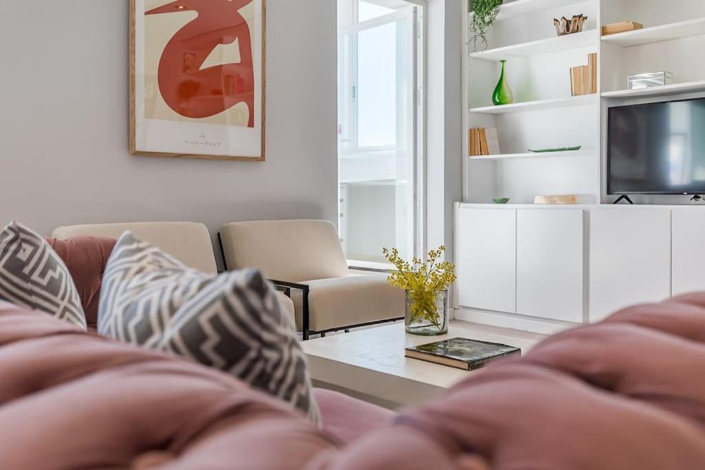 A television and/or entertainment centre at Apartamento con terraza en Barrio de Salamanca