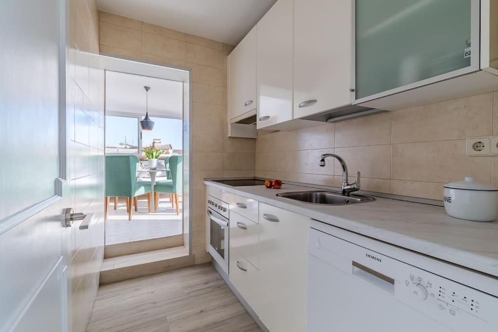 A kitchen or kitchenette at Apartamento con terraza en Barrio de Salamanca