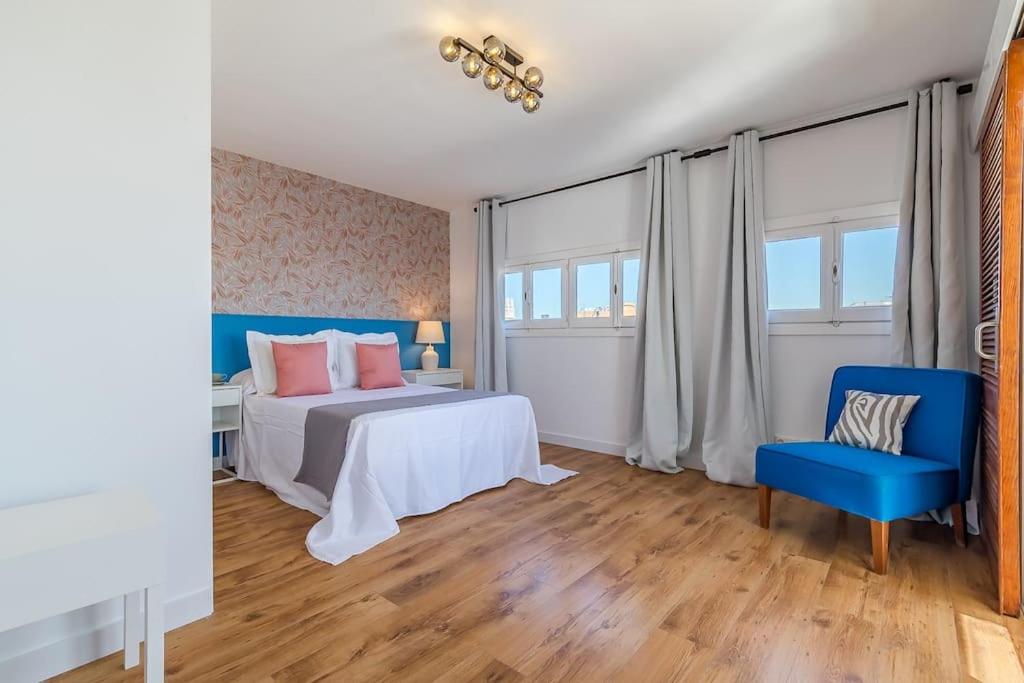 A bed or beds in a room at Apartamento con terraza en Barrio de Salamanca
