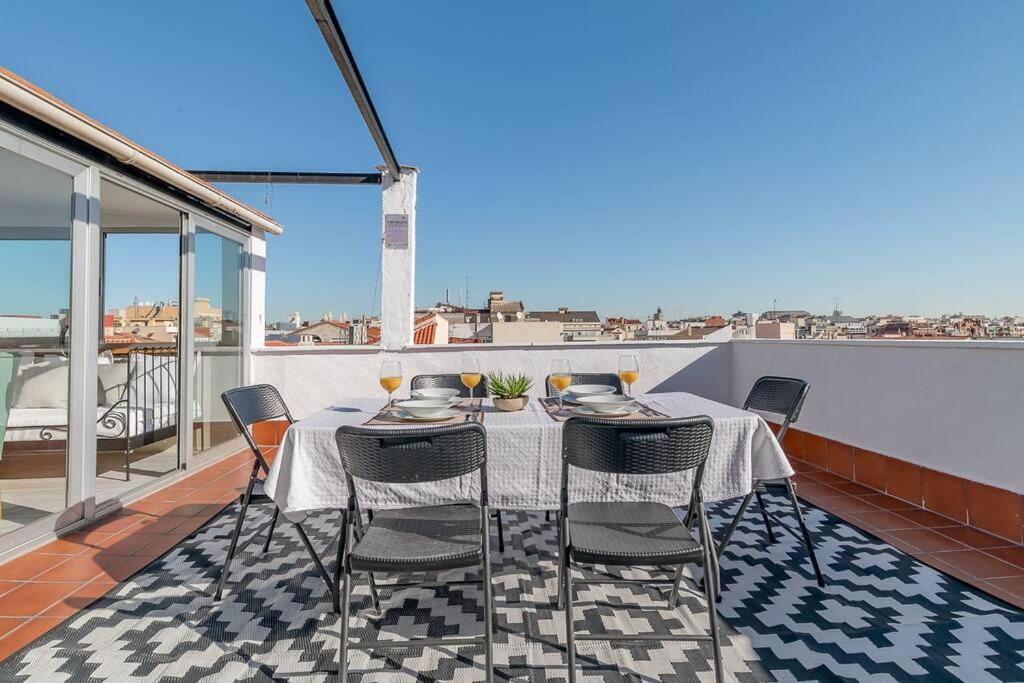A balcony or terrace at Apartamento con terraza en Barrio de Salamanca