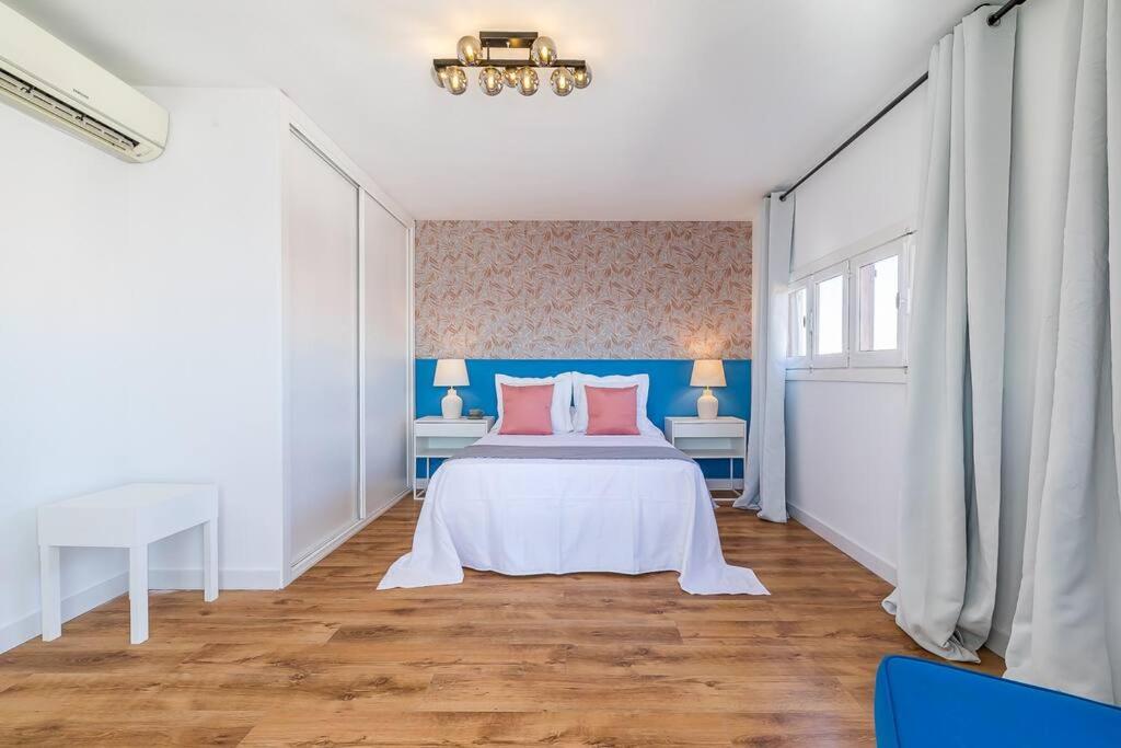 A bed or beds in a room at Apartamento con terraza en Barrio de Salamanca