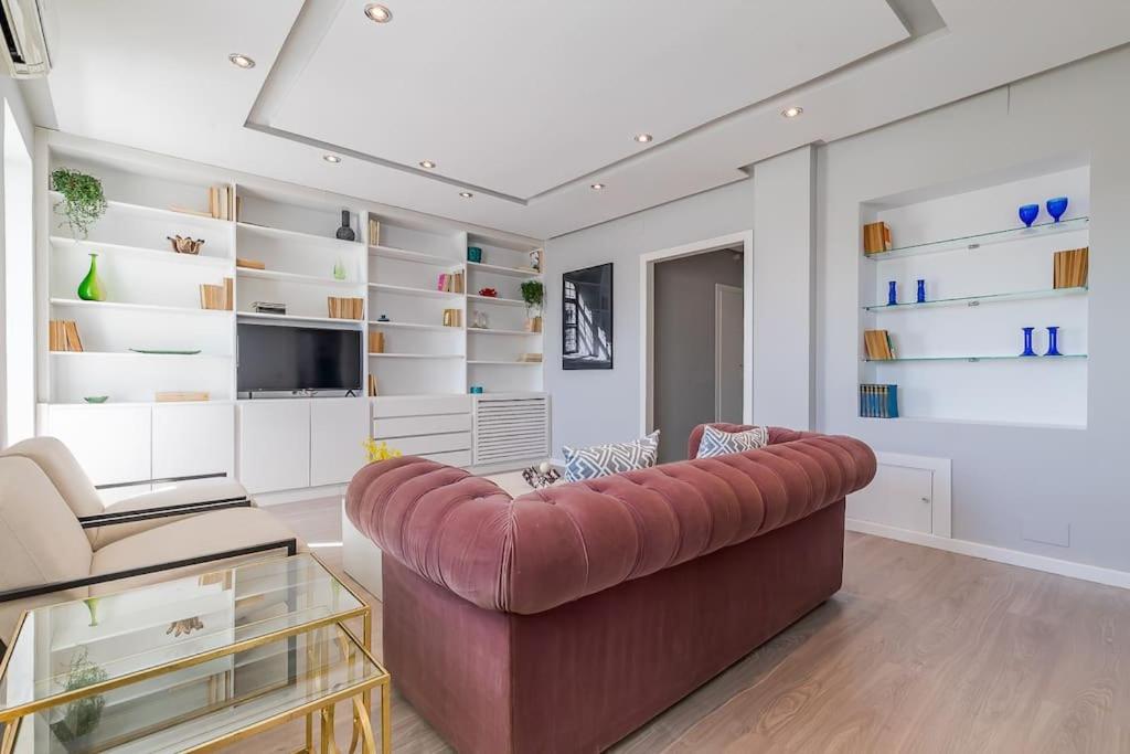 A television and/or entertainment centre at Apartamento con terraza en Barrio de Salamanca