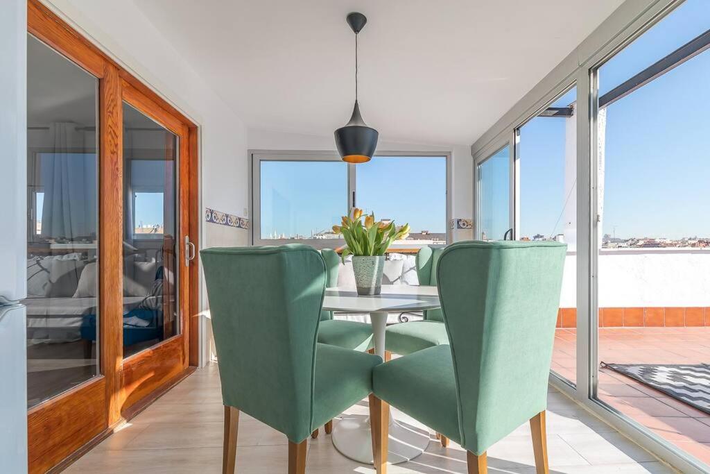 A seating area at Apartamento con terraza en Barrio de Salamanca