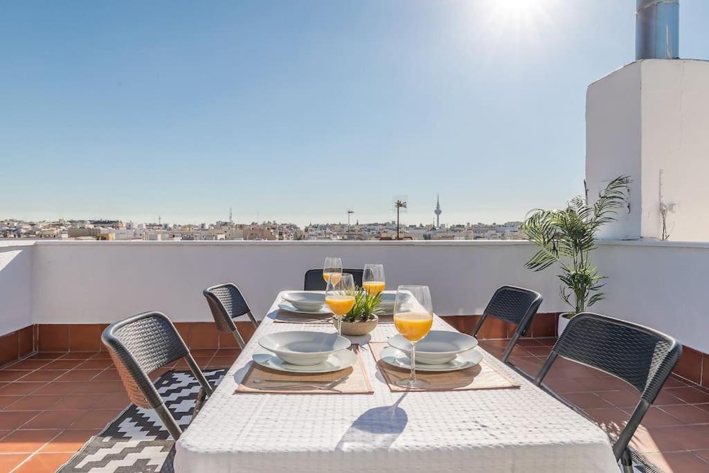 A balcony or terrace at Apartamento con terraza en Barrio de Salamanca