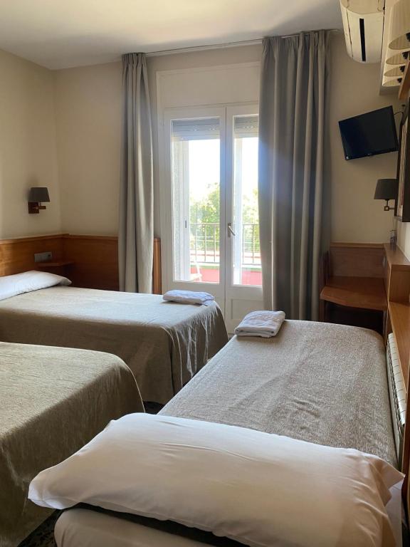 HOSTAL GALICIA CARDEDEU - Family Room With Shared Bathroom