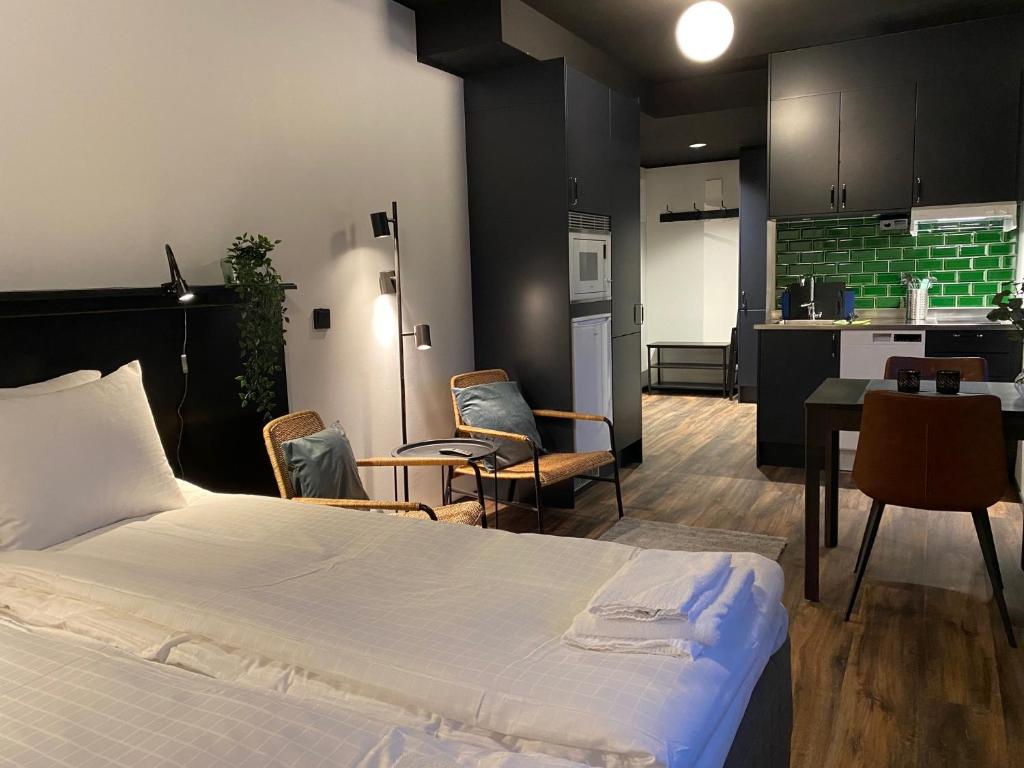 Postel nebo postele na pokoji v ubytování Magnolia House Sollentuna