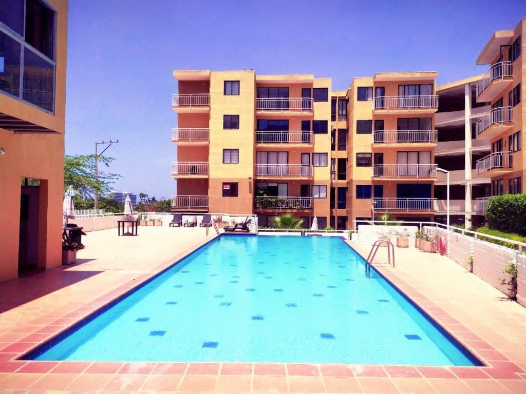 uma grande piscina em frente a um edifício em HERMOSO Apartamento con piscina y cerca a PLAYA. em Santa Marta