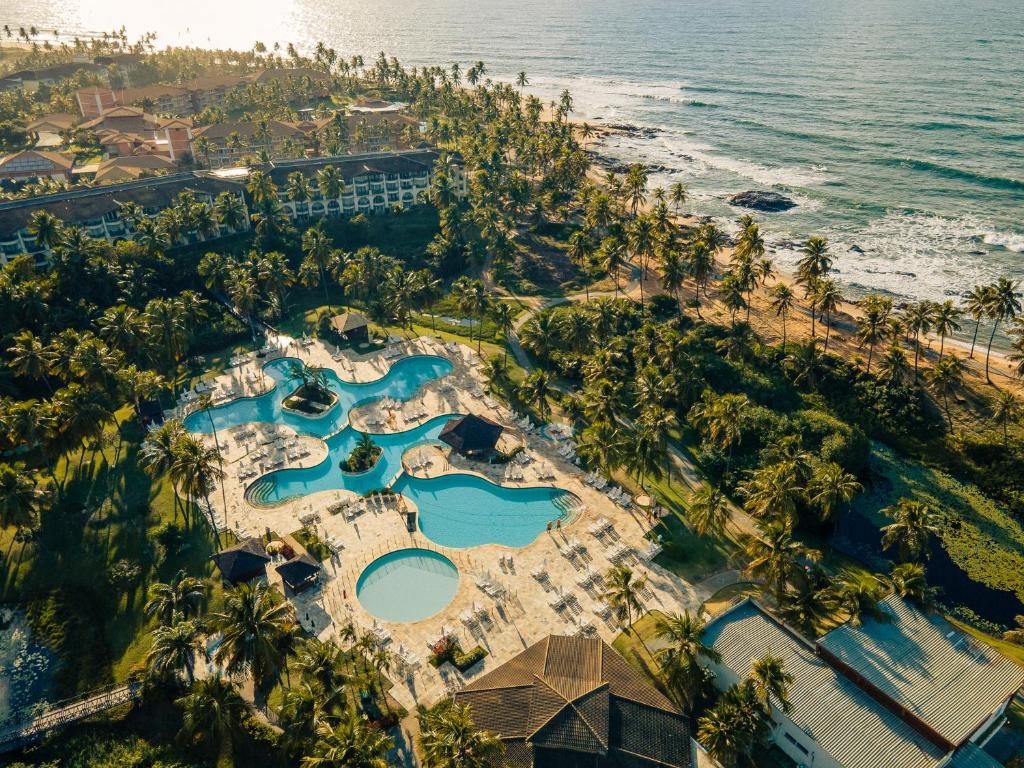 - une vue aérienne sur un complexe avec des palmiers et l'océan dans l'établissement Sauipe Resorts Ala Terra - All Inclusive, à Costa do Sauipe