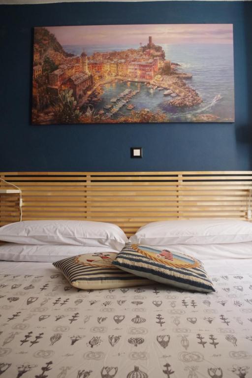 - une chambre avec un grand tableau mural dans l'établissement Ca Du Grifun, à Vernazza