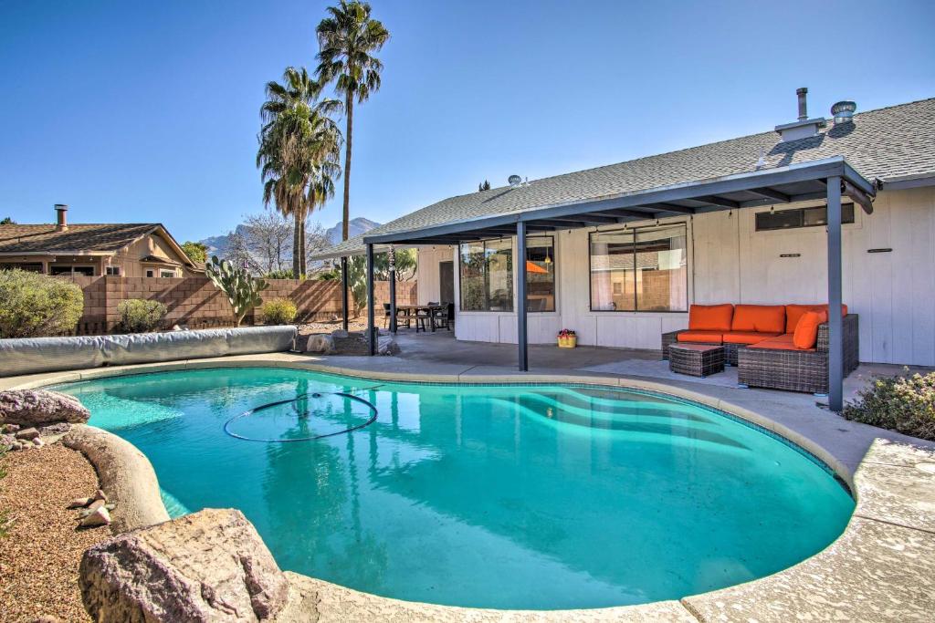 una piscina en el patio trasero de una casa en Tucson Hideaway Near Hiking and Biking!, en Tucson