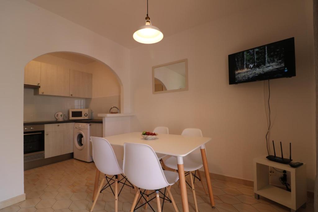 A kitchen or kitchenette at Apartamento 2 habitaciones-wifi gratis