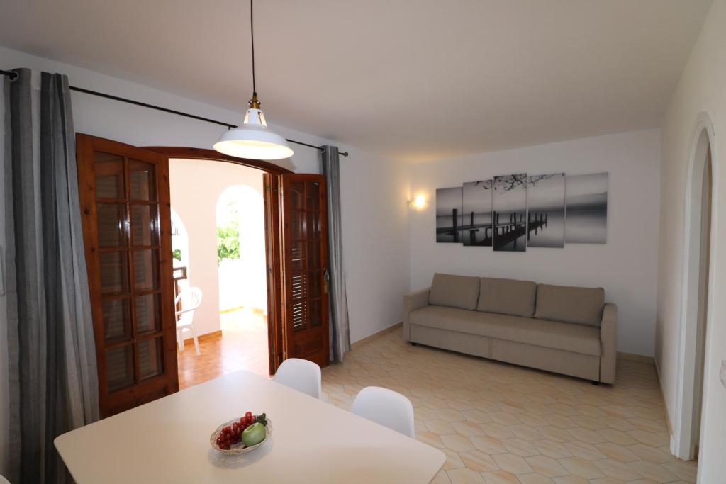 A seating area at Apartamento 2 habitaciones-wifi gratis