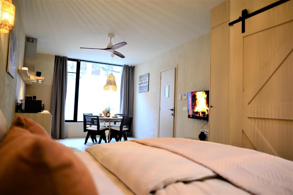 - une chambre avec un lit et une table avec des chaises dans l'établissement Balinese Cityflat AC, à Anvers