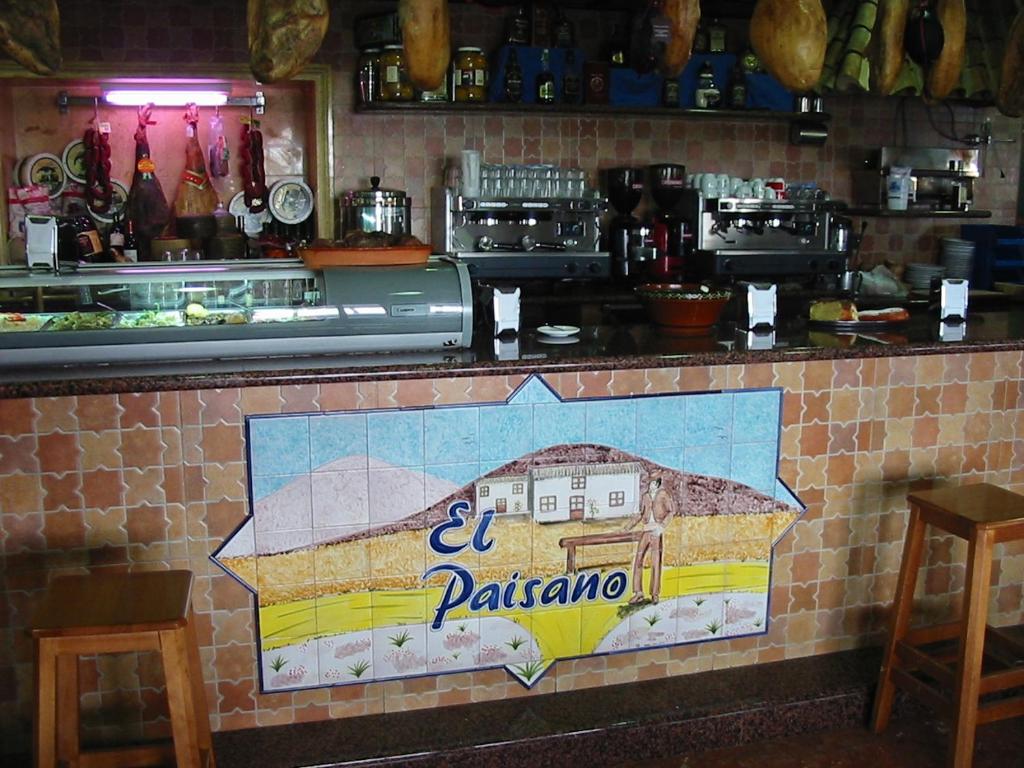 um balcão de azulejos com uma imagem de uma palapa em HOSTAL-RESTAURANTE EL PAISANO em Guadalema de los Quinteros