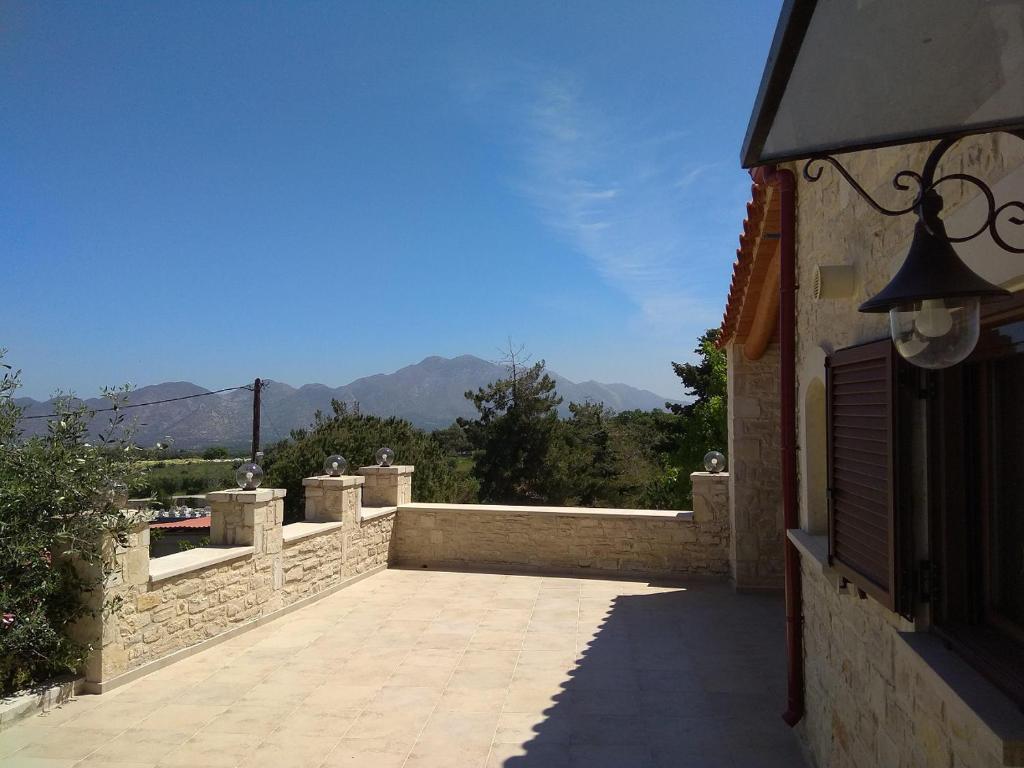 OrthésにあるVasiliki Villaの山々の景色を望むバルコニー付きの建物