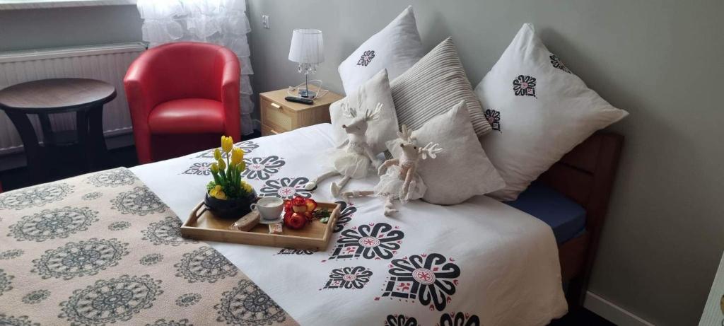 - un lit avec des oreillers et un plateau/bouilloire dans l'établissement Villa Veronika, à Lądek-Zdrój