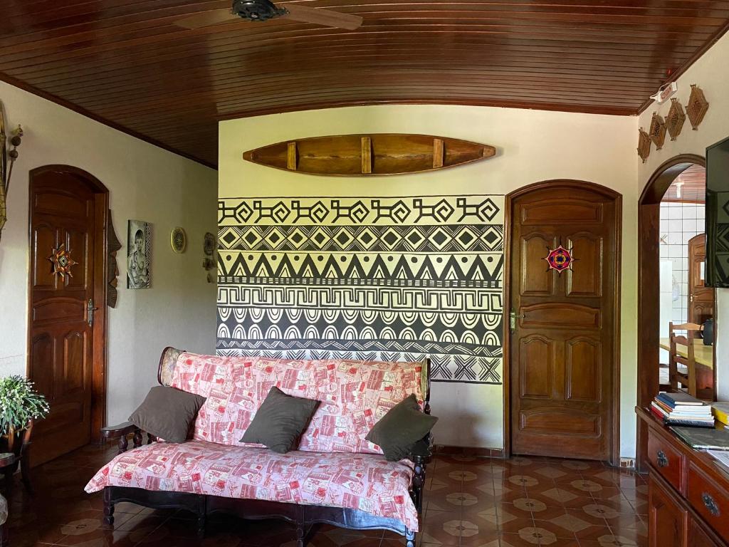 una sala de estar con sofá y estampados en la pared en Hostel Roraima en Boa Vista