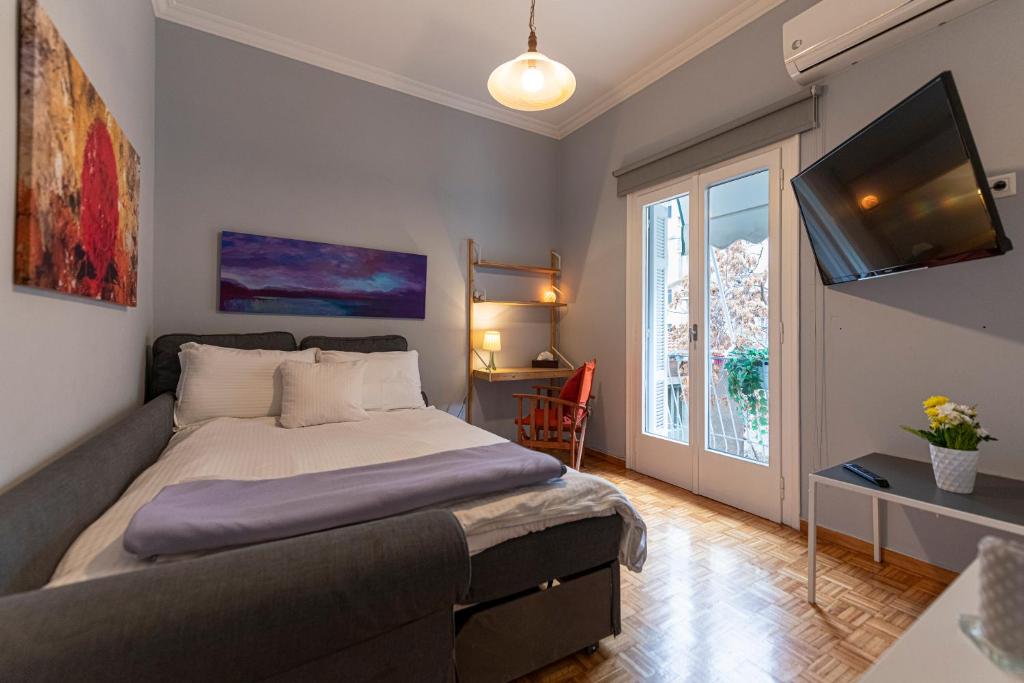 Un pat sau paturi într-o cameră la LIVANOS Charming Studio Steps from Metro