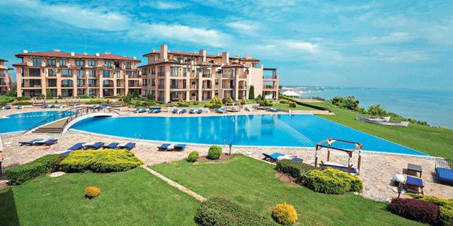 un complejo con una gran piscina y un gran edificio en Sea stars Kaliakria resort, en Topola