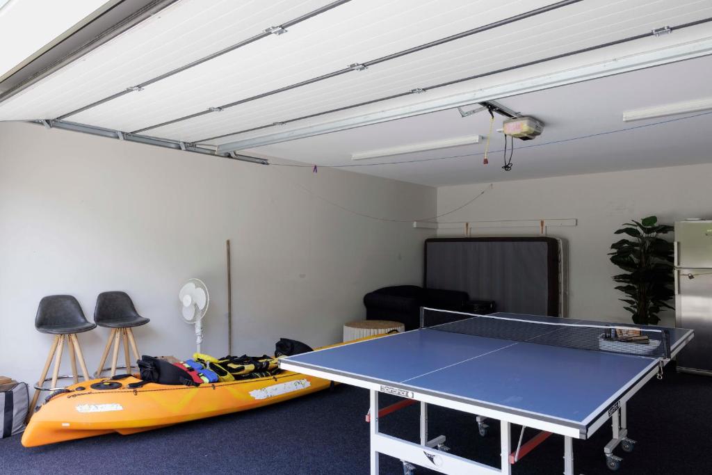Stolní tenis v ubytování Luxury in Kaiteriteri nebo okolí