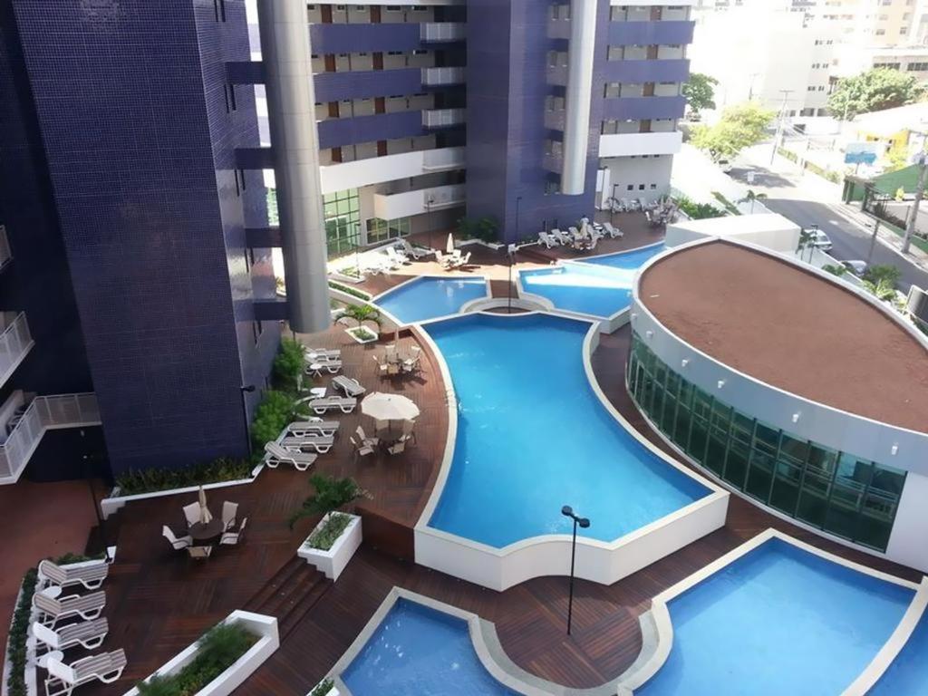 una vista aérea de una piscina en un edificio en Beautiful Beachclass, en Fortaleza