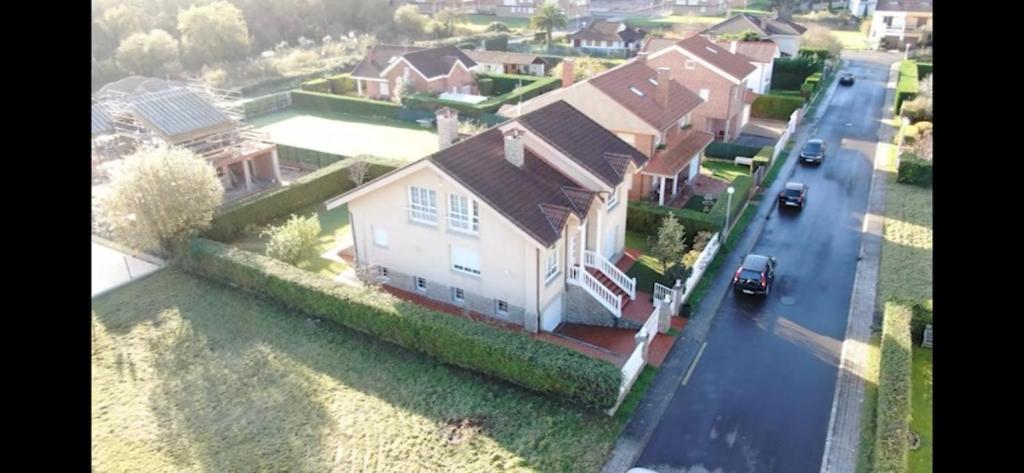 una vista aerea di una casa su una strada di Ribadesella playa 3 a Ribadesella