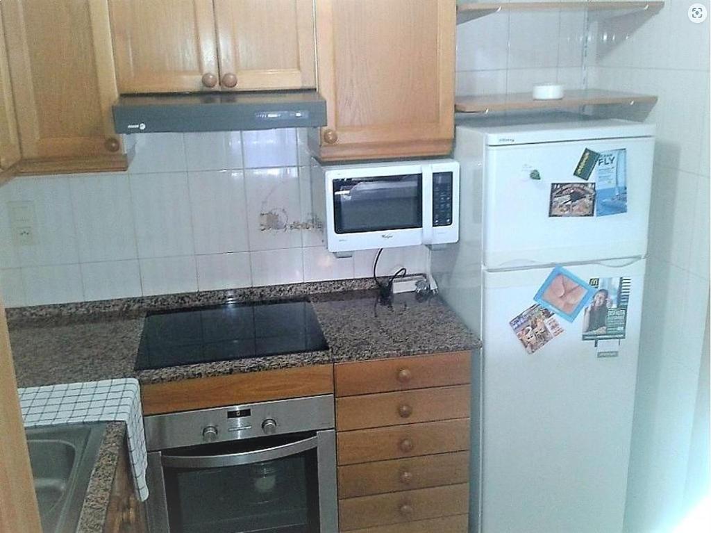 A kitchen or kitchenette at Apartamentos Navarra 07 Salou