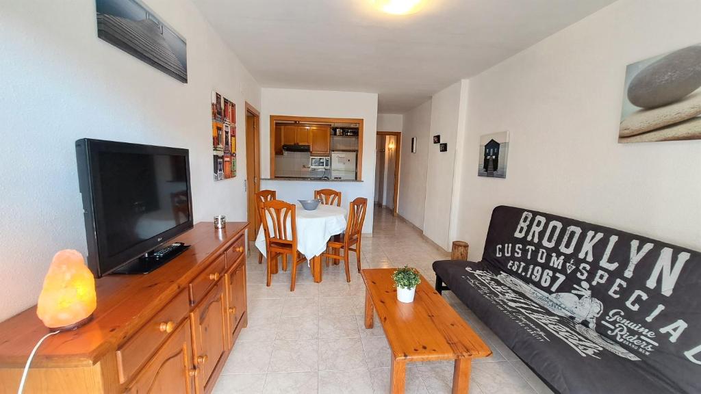 A television and/or entertainment centre at Apartamentos Navarra 07 Salou