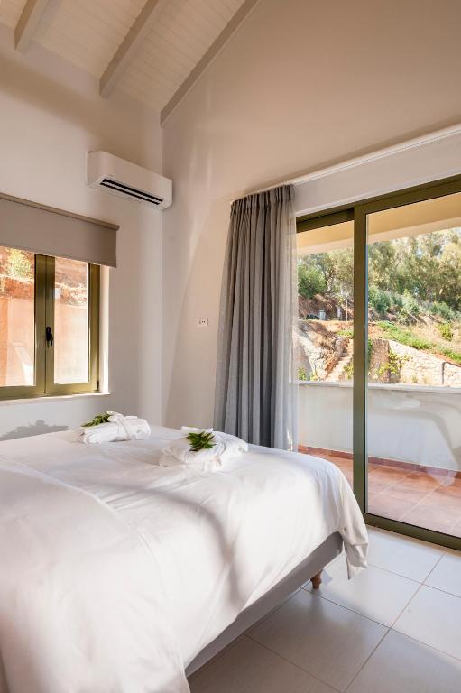 Posteľ alebo postele v izbe v ubytovaní Physis Villas Chania