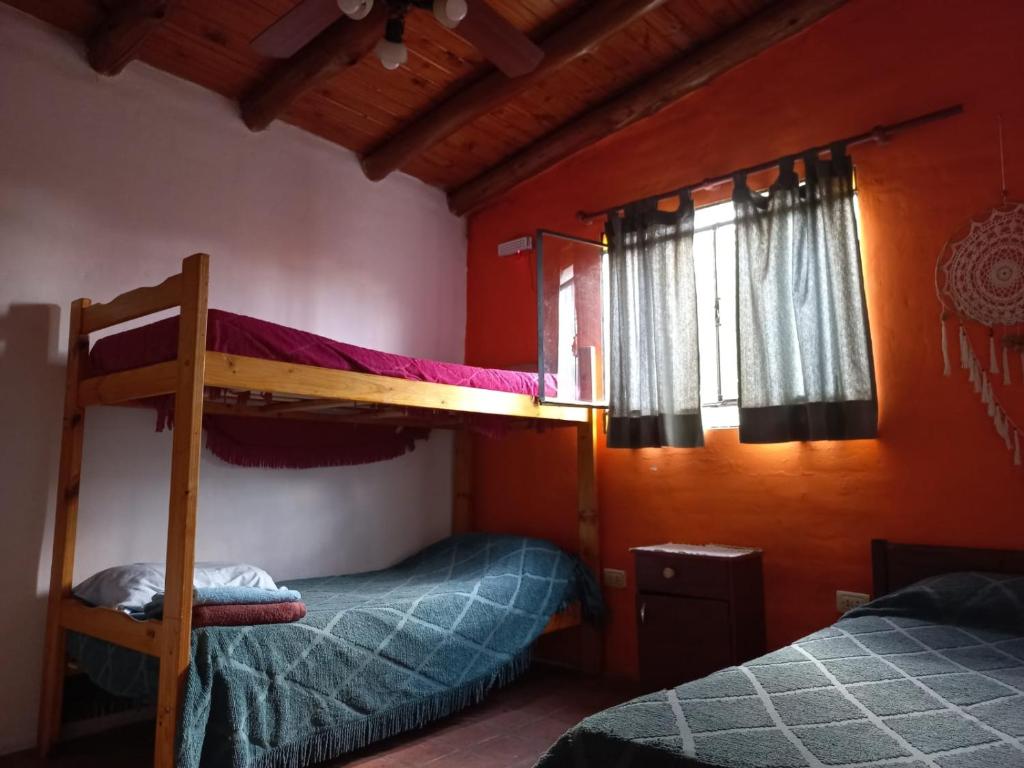 1 dormitorio con 2 literas y ventana en cabañas fátima en Villa Las Rosas