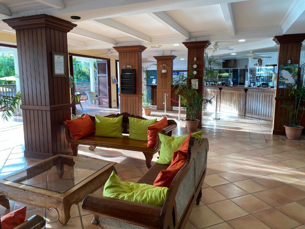 a lobby with two couches and a table at Pierre et Vacances Vue Mer in Sainte-Luce