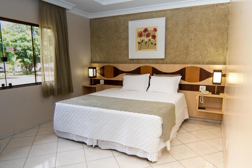 Postel nebo postele na pokoji v ubytování Hotel Lago Dourado