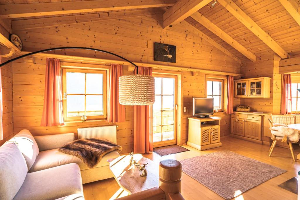 TV a/nebo společenská místnost v ubytování Chalet Obenland Panorama Aussicht Kitzbühler Alpen