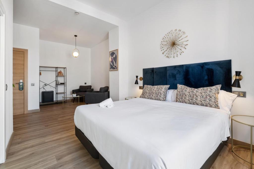 Posteľ alebo postele v izbe v ubytovaní Malaga City Suites