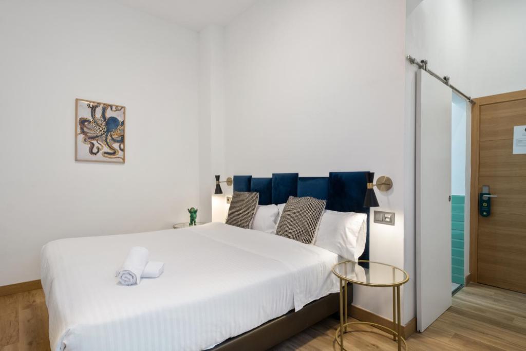 Posteľ alebo postele v izbe v ubytovaní Malaga City Suites
