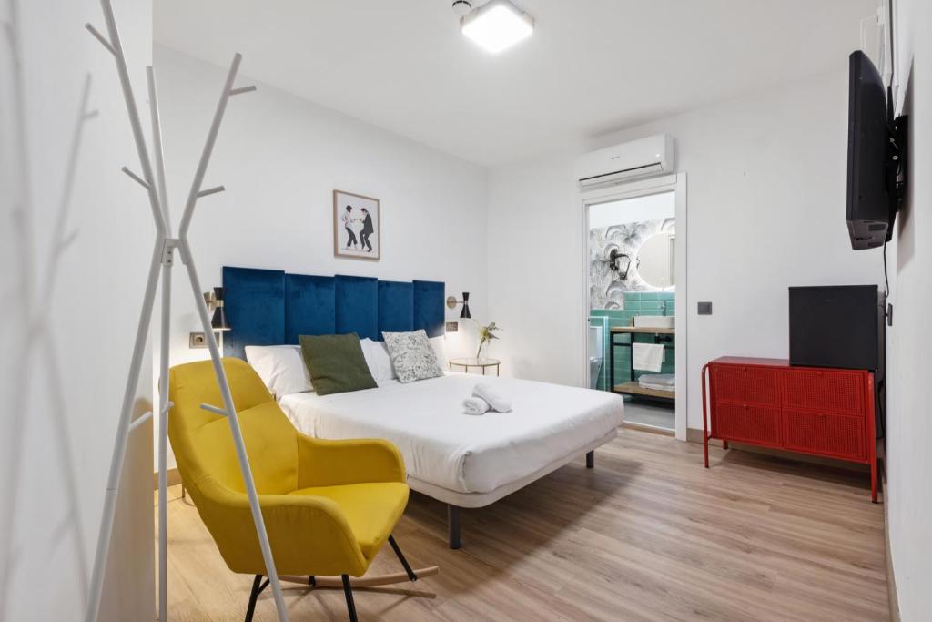 Televízia a/alebo spoločenská miestnosť v ubytovaní Malaga City Suites