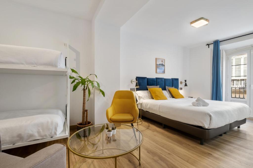 Posteľ alebo postele v izbe v ubytovaní Malaga City Suites