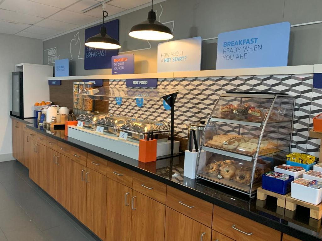 Holiday Inn Express Weekend Breakfast Hours: Start Fresh!