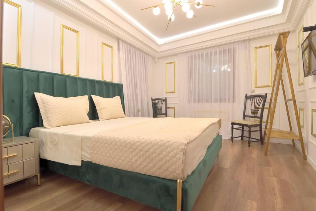Dar Khouadja maison d’hôtes في المهدية: غرفة نوم بسرير وطاولة وكراسي