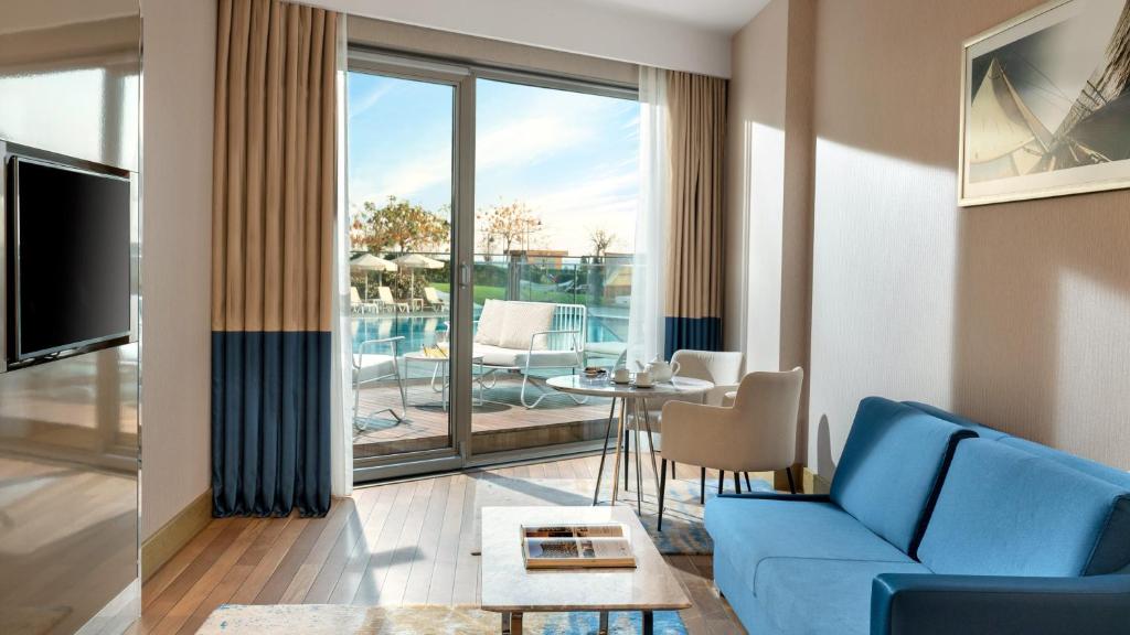 Crowne Plaza Florya Istanbul by IHG - Junior King Suite With Pool Access