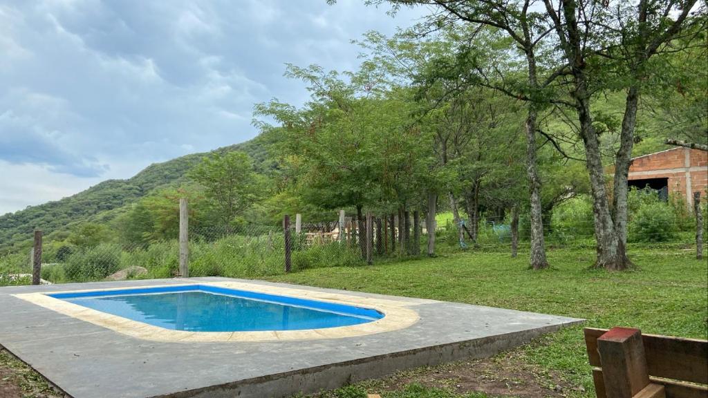 una piscina en medio de un patio en ALQUILER CABAÑA EN SAN JAVIER- TUCUMÁN in 
