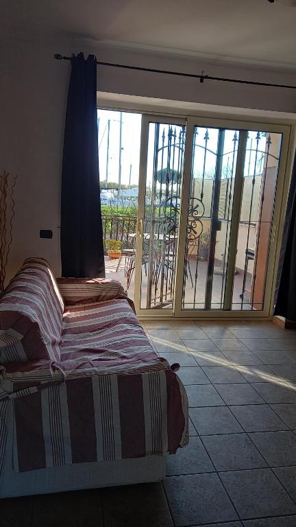 A bed or beds in a room at A Santy's House 1piano-no lift-shuttle a pagamento-raggiungibile a piedi aeroporto-fermata bus fiera di roma a 3 minuti-air condiz ed extra bed FOR A FEE A PAGAMENTO