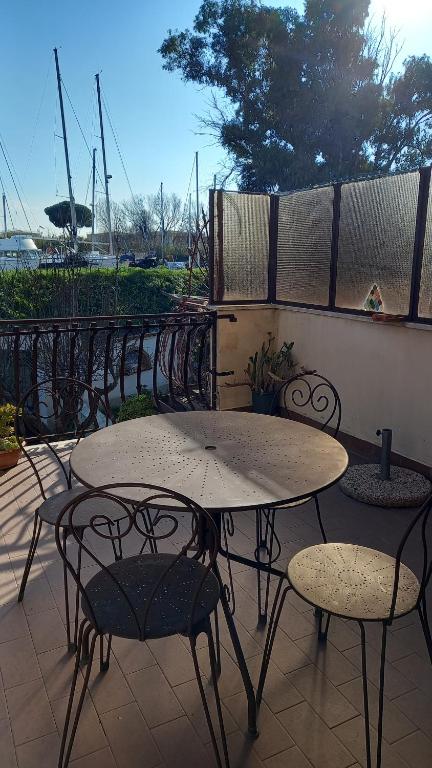 A balcony or terrace at A Santy's House 1piano-no lift-shuttle a pagamento-raggiungibile a piedi aeroporto-fermata bus fiera di roma a 3 minuti-air condiz ed extra bed FOR A FEE A PAGAMENTO