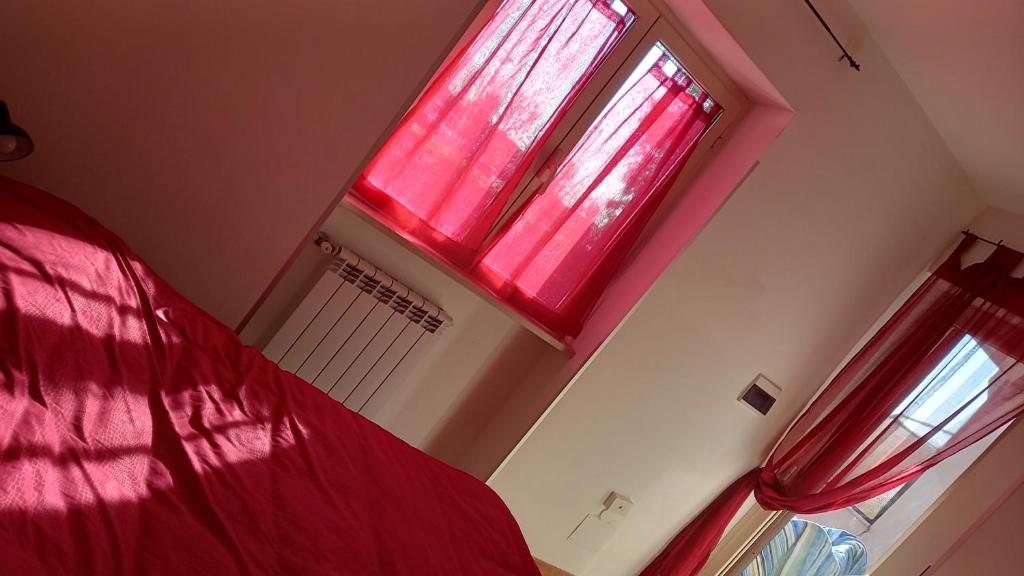 A bed or beds in a room at A Santy's House 1piano-no lift-shuttle a pagamento-raggiungibile a piedi aeroporto-fermata bus fiera di roma a 3 minuti-air condiz ed extra bed FOR A FEE A PAGAMENTO
