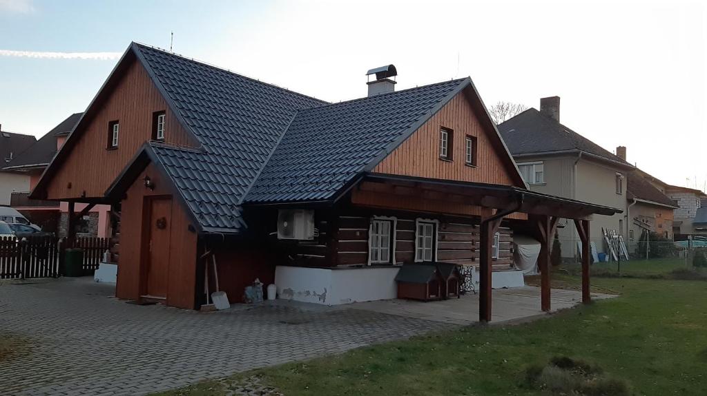 uma grande casa de madeira com um telhado de gambrel em Chalupa Naty Zdíkov em Zdíkov