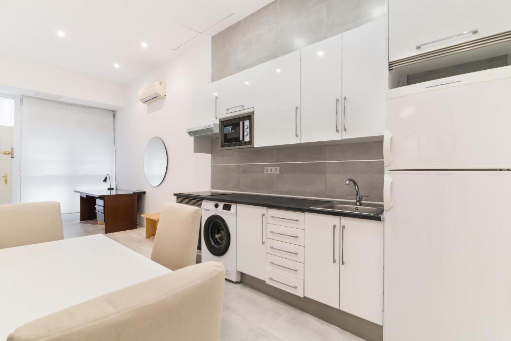 Kuchyň nebo kuchyňský kout v ubytování Acogedor y Comodo apartamento Madrid A/C